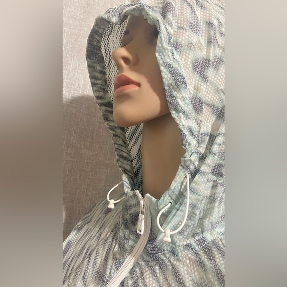 Nike Women's Tech Hyperfuse Windrunner Jacket-MEDIUM-green,black,white - Picture 2 of 12